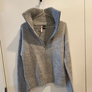 Love By Design – Grey Pullover Sweater – Size Small